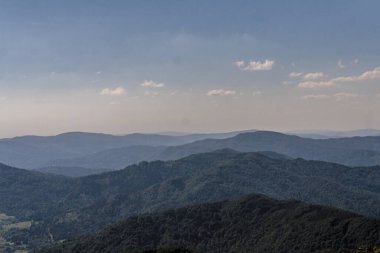 Mieczysaw Orowicz Geçidi 'nden Polonya' daki Bieszczady Dağları 'ndaki Smerek Tepesine giden yol.
