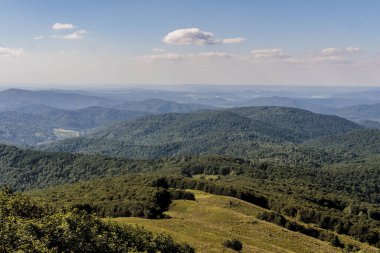 Mieczysaw Orowicz Geçidi 'nden Polonya' daki Bieszczady Dağları 'ndaki Smerek Tepesine giden yol.