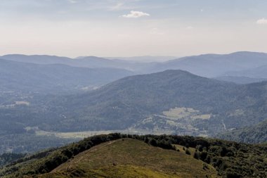 Mieczysaw Orowicz Geçidi 'nden Polonya' daki Bieszczady Dağları 'ndaki Smerek Tepesine giden yol.