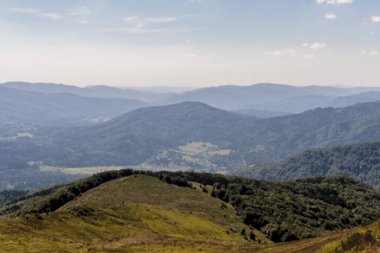 Mieczysaw Orowicz Geçidi 'nden Polonya' daki Bieszczady Dağları 'ndaki Smerek Tepesine giden yol.