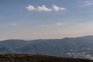 Mieczysaw Orowicz Geçidi 'nden Polonya' daki Bieszczady Dağları 'ndaki Smerek Tepesine giden yol.