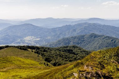 Mieczysaw Orowicz Geçidi 'nden Polonya' daki Bieszczady Dağları 'ndaki Smerek Tepesine giden yol.