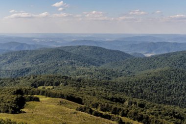 Mieczysaw Orowicz Geçidi 'nden Polonya' daki Bieszczady Dağları 'ndaki Smerek Tepesine giden yol.