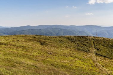 Mieczysaw Orowicz Geçidi 'nden Polonya' daki Bieszczady Dağları 'ndaki Smerek Tepesine giden yol.