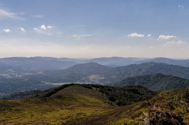 Mieczysaw Orowicz Geçidi 'nden Polonya' daki Bieszczady Dağları 'ndaki Smerek Tepesine giden yol.