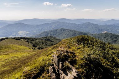 Mieczysaw Orowicz Geçidi 'nden Polonya' daki Bieszczady Dağları 'ndaki Smerek Tepesine giden yol.
