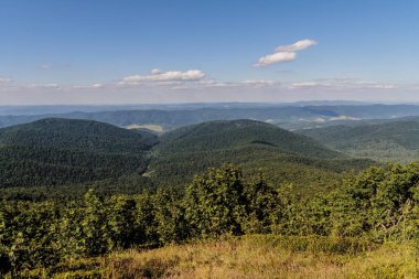 Mieczysaw Orowicz Geçidi 'nden Polonya' daki Bieszczady Dağları 'ndaki Smerek Tepesine giden yol.