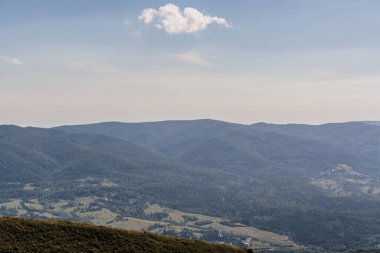 Mieczysaw Orowicz Geçidi 'nden Polonya' daki Bieszczady Dağları 'ndaki Smerek Tepesine giden yol.
