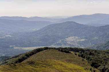 Mieczysaw Orowicz Geçidi 'nden Polonya' daki Bieszczady Dağları 'ndaki Smerek Tepesine giden yol.