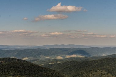 Mieczysaw Orowicz Geçidi 'nden Polonya' daki Bieszczady Dağları 'ndaki Smerek Tepesine giden yol.