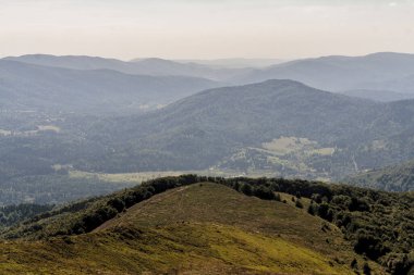 Mieczysaw Orowicz Geçidi 'nden Polonya' daki Bieszczady Dağları 'ndaki Smerek Tepesine giden yol.