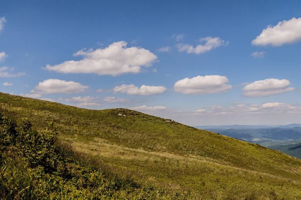 Mieczysaw Orlowicz Geçidi 'nden Polonya' daki Bieszczady Dağları 'ndaki Smerek Tepesine giden yol.