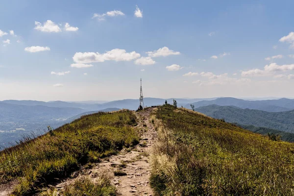 Mieczysaw Orlowicz Geçidi 'nden Polonya' daki Bieszczady Dağları 'ndaki Smerek Tepesine giden yol.