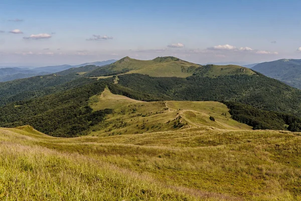 Mieczysaw Orowicz Geçidi 'nden Polonya' daki Bieszczady Dağları 'ndaki Smerek Tepesine giden yol.