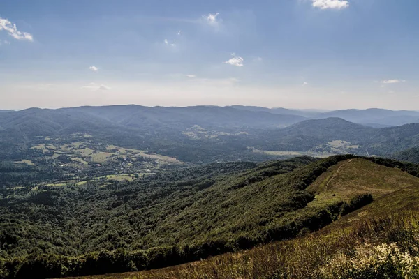 Mieczysaw Orowicz Geçidi 'nden Polonya' daki Bieszczady Dağları 'ndaki Smerek Tepesine giden yol.