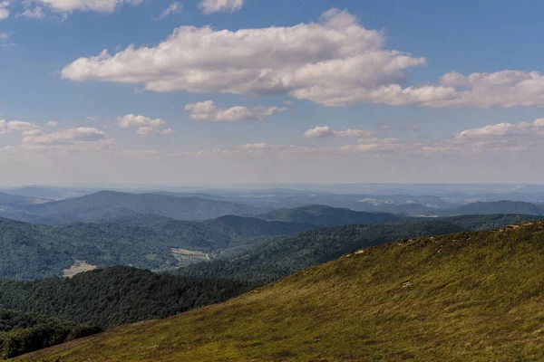 Mieczysaw Orowicz Geçidi 'nden Polonya' daki Bieszczady Dağları 'ndaki Smerek Tepesine giden yol.