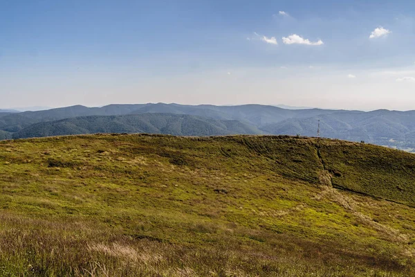 Mieczysaw Orowicz Geçidi 'nden Polonya' daki Bieszczady Dağları 'ndaki Smerek Tepesine giden yol.