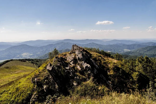 Mieczysaw Orowicz Geçidi 'nden Polonya' daki Bieszczady Dağları 'ndaki Smerek Tepesine giden yol.