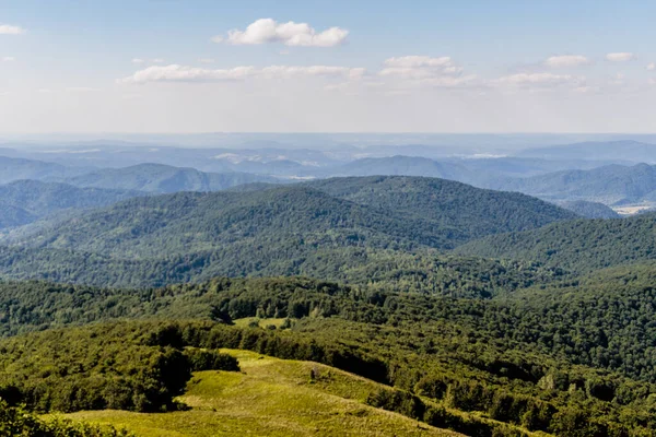 Mieczysaw Orowicz Geçidi 'nden Polonya' daki Bieszczady Dağları 'ndaki Smerek Tepesine giden yol.
