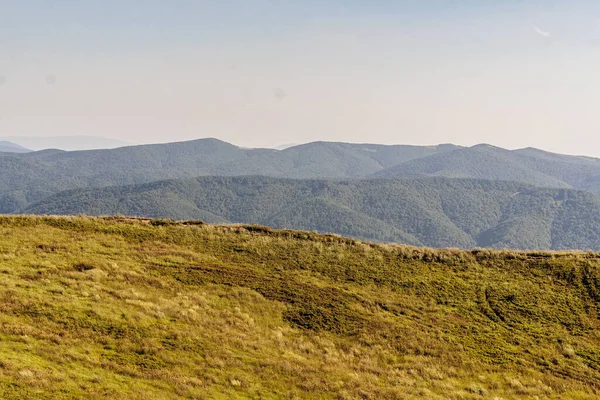 Mieczysaw Orowicz Geçidi 'nden Polonya' daki Bieszczady Dağları 'ndaki Smerek Tepesine giden yol.