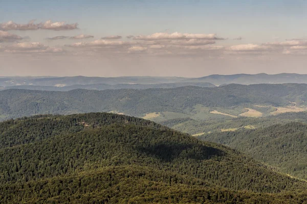 Mieczysaw Orowicz Geçidi 'nden Polonya' daki Bieszczady Dağları 'ndaki Smerek Tepesine giden yol.