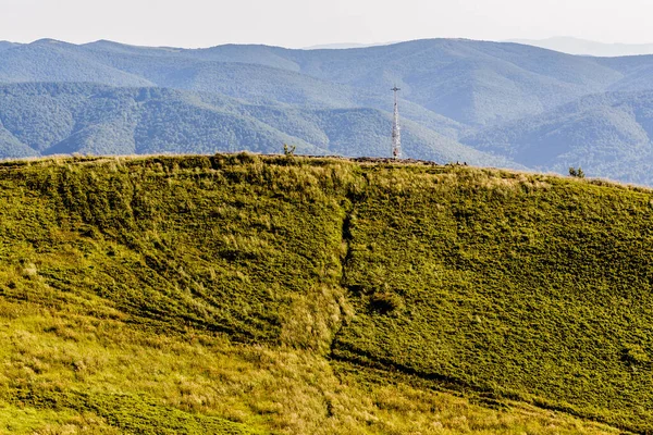 Mieczysaw Orowicz Geçidi 'nden Polonya' daki Bieszczady Dağları 'ndaki Smerek Tepesine giden yol.
