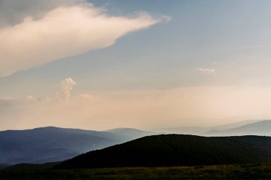 Wielka Rawka 'dan Wetlina' ya giden yol Dzial 'dan geçiyor.