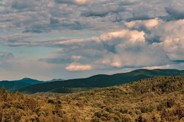 Bieszczady Dağları 'ndaki Cisna yakınlarındaki Szczerbanwka gözlem kulesinden görüntü