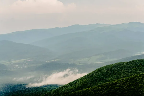Wielka Rawka 'dan Wetlina' ya giden yol Dzial 'dan geçiyor.
