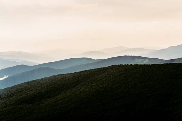 Wielka Rawka 'dan Wetlina' ya Dzia 'dan geçen yol.
