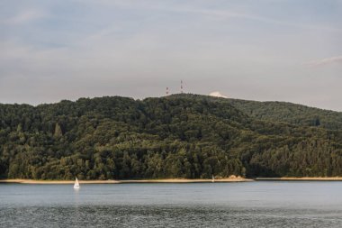 Polonya 'daki Bieszczady Dağları' ndaki Solina Gölü Polanczyk 'in manzarası