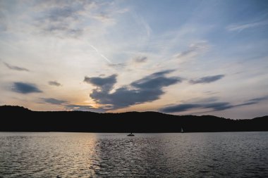Polonya 'daki Bieszczady Dağları' ndaki Solina Gölü Polanczyk 'in manzarası