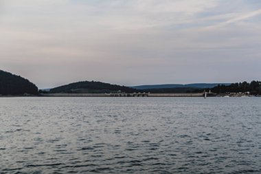 Polonya 'daki Bieszczady Dağları' ndaki Solina Gölü Polanczyk 'in manzarası