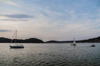 Polonya 'daki Bieszczady Dağları' ndaki Solina Gölü Polanczyk 'in manzarası