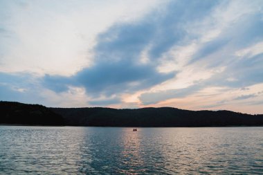 Polonya 'daki Bieszczady Dağları' ndaki Solina Gölü Polanczyk 'in manzarası