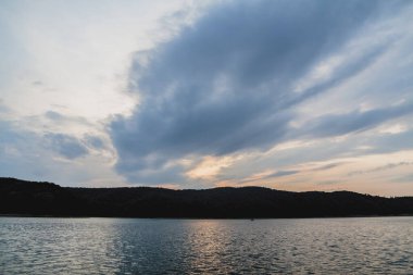 Polonya 'daki Bieszczady Dağları' ndaki Solina Gölü Polanczyk 'in manzarası
