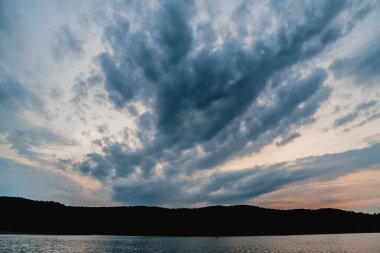 Polonya 'daki Bieszczady Dağları' ndaki Solina Gölü Polanczyk 'in manzarası