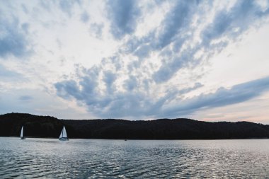 Polonya 'daki Bieszczady Dağları' ndaki Solina Gölü Polanczyk 'in manzarası