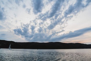Polonya 'daki Bieszczady Dağları' ndaki Solina Gölü Polanczyk 'in manzarası