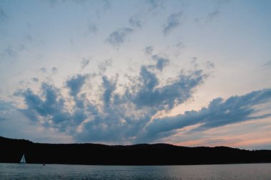 Polonya 'daki Bieszczady Dağları' ndaki Solina Gölü Polanczyk 'in manzarası