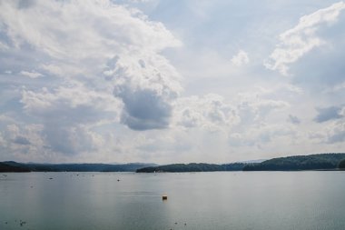 Polonya 'nın Bieszczady Dağlarındaki Solina Gölü - Solina Köyü manzaralı Bulutlar