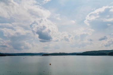 Polonya 'nın Bieszczady Dağlarındaki Solina Gölü - Solina Köyü manzaralı Bulutlar