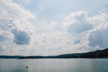 Polonya 'nın Bieszczady Dağlarındaki Solina Gölü - Solina Köyü manzaralı Bulutlar
