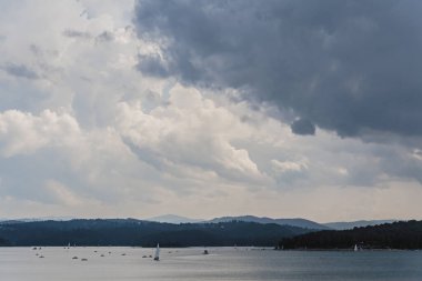 Polonya 'nın Bieszczady Dağlarındaki Solina Gölü - Solina Köyü manzaralı Bulutlar