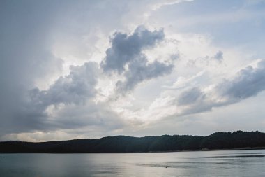 Polonya 'nın Bieszczady Dağlarındaki Solina Gölü - Solina Köyü manzaralı Bulutlar
