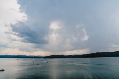 Polonya 'nın Bieszczady Dağlarındaki Solina Gölü - Solina Köyü manzaralı Bulutlar