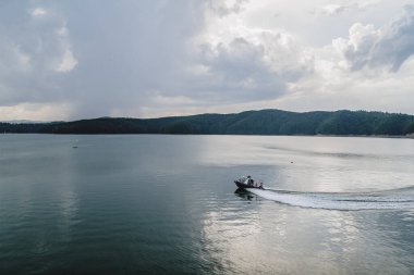 Polonya 'nın Bieszczady Dağlarındaki Solina Gölü - Solina Köyü manzaralı Bulutlar