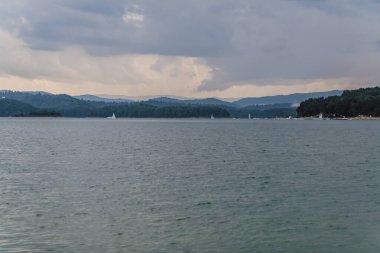 Polonya 'nın Bieszczady Dağlarındaki Solina Gölü - Solina Köyü manzaralı Bulutlar