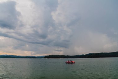Polonya 'nın Bieszczady Dağlarındaki Solina Gölü - Solina Köyü manzaralı Bulutlar