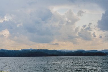 Polonya 'nın Bieszczady Dağlarındaki Solina Gölü - Solina Köyü manzaralı Bulutlar